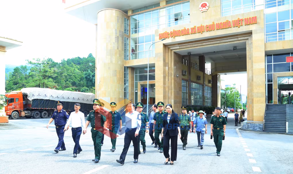 Đồng chí Nguyễn Xuân Ký, Ủy viên Trung ương Đảng, Bí thư Tỉnh ủy, Chủ tịch HĐND tỉnh kiểm tra tại cửa khẩu Hoành Mô (Bình Liêu).