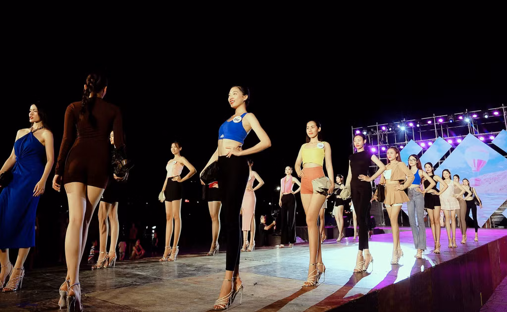 Các thí sinh làm quen với sân khấu của đêm trình diễn thời trang VIET NAM FASHION TOUR - một trong những hoạt động của vòng Chung kết cuộc thi Hoa hậu du lịch Việt Nam năm 2024.