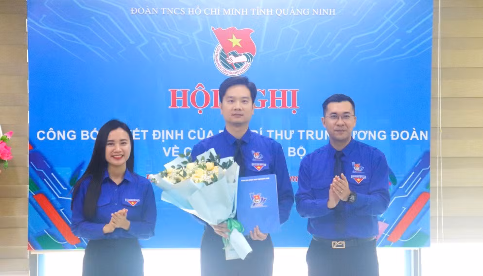 Đồng chí Nguyễn Vũ, Chánh Văn phòng Tỉnh Đoàn, nhận quyết định giữ chức Phó Bí thư Tỉnh Đoàn Quảng Ninh khóa XII, nhiệm kỳ 2022-2027.