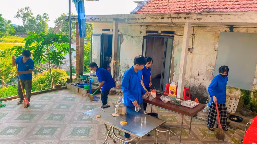 ĐVTN xã Minh Châu (huyện Vân Đồn) thăm hỏi, dọn dẹp giúp gia đinh thương binh Nguyễn Tiến Thịnh (thôn Nam Hải, xã Minh Châu).