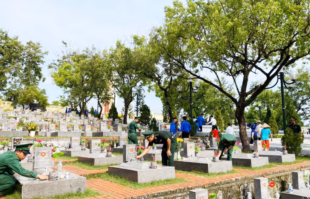 Nhân kỷ niệm 77 năm ngày Thương binh liệt sỹ, tuổi trẻ BĐBP tỉnh đã đồng loạt tham gia dọn vệ sinh môi trường tại các Nghĩa trang, Đài tưởng niệm các Anh hùng liệt sĩ trên địa bàn.