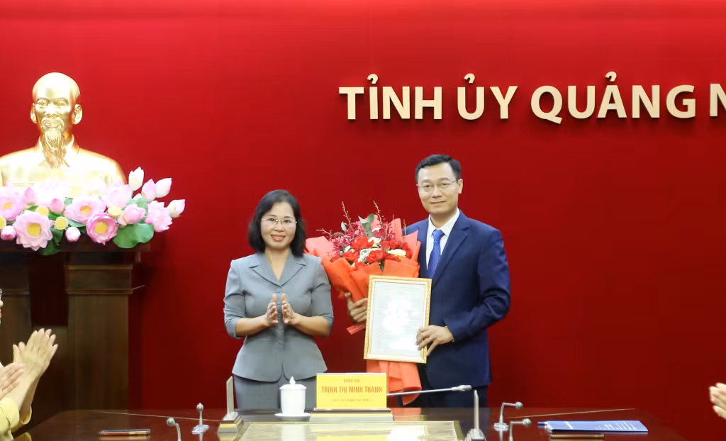 Đồng chí Trịnh Thị Minh Thanh, Phó Bí thư Thường trực Tỉnh ủy, trao quyết định bổ nhiệm đồng chí Nguyễn Thế Lãm, giữ chức vụ Giám đốc, Tổng Biên tập Trung tâm Truyền thông tỉnh.
