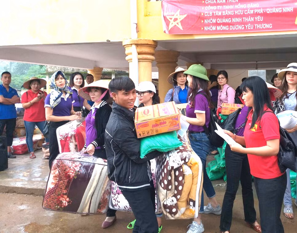 Cô giáo Bùi Thị Hồng (ngoài cùng, bên phải) trong buổi tặng quà người dân xã Thượng Trạch, huyện Bố Trạch, tỉnh Quảng Bình, bị ảnh hưởng bởi bão lụt hồi tháng 10/2020. Ảnh do nhân vật cung cấp