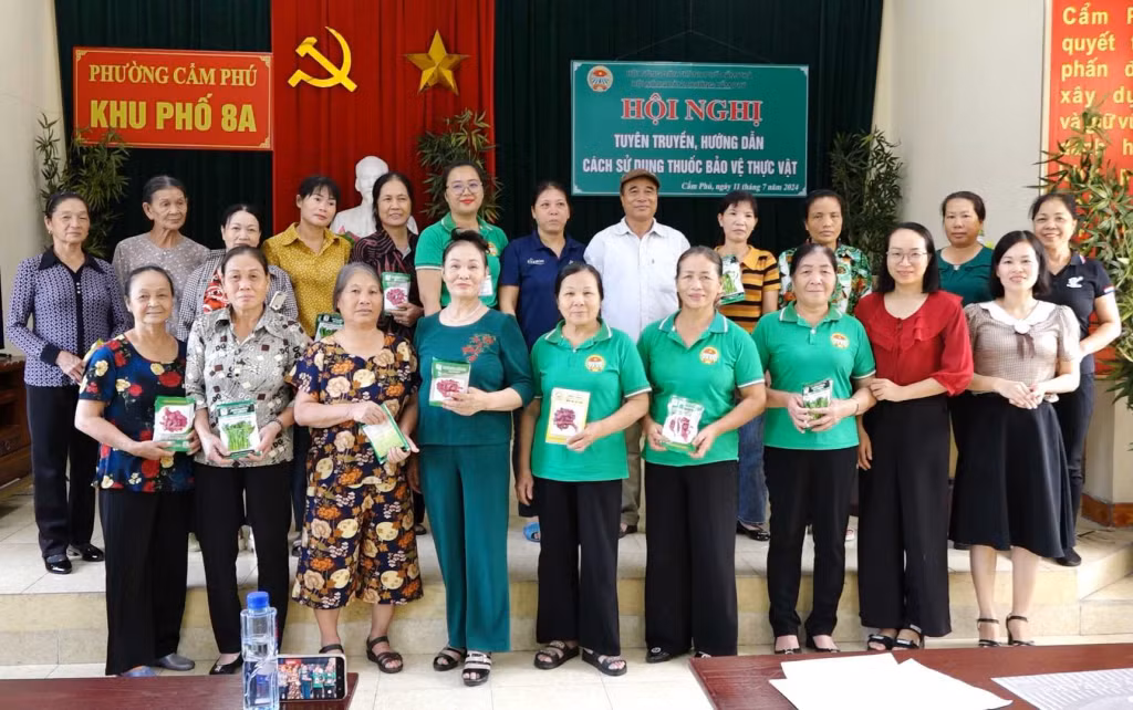 HND phường Cẩm Phú (TP Cẩm Phả) tuyên truyền, hướng dẫn hội viên, nông dân cách sử dụng thuốc bảo vệ thực vật. Ảnh: HND tỉnh cung cấp.