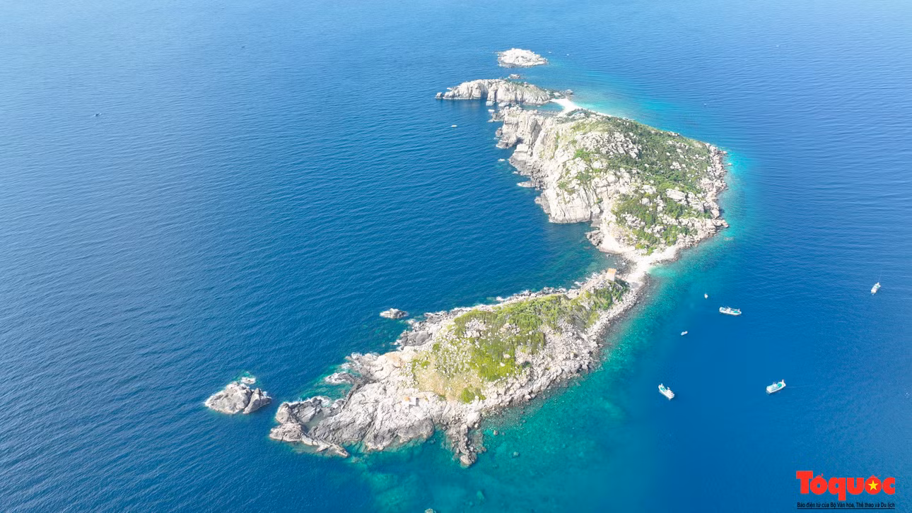 Nằm cách bờ biển TP. Nha Trang (tỉnh Khánh Hòa) hơn 12km về phía đông, hòn Nội, hay còn gọi là đảo Yến, được bao quanh bởi dải cát trắng mịn, rạn san hô rực rỡ dưới làn nước biển trong xanh, là điểm đến yêu thích của du khách ưa khám phá.