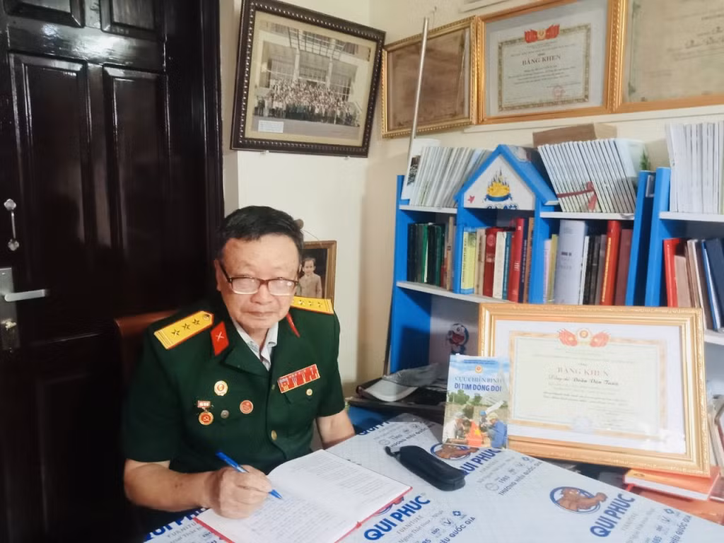Thương binh hạng 2/4 Đoàn Văn Tuấn (phường Thanh Sơn, TP Uông Bí) ghi chép lại các chuyến đi tìm hài cốt đồng đội.