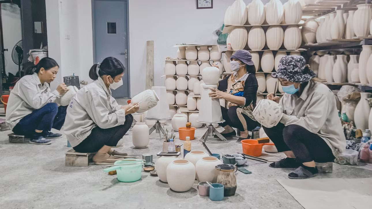 Bảo tàng gốm Bát Tràng còn là nơi du khách được trải nghiệm quy trình làm gốm, được thỏa mãn sở thích làm gốm. Theo đó, du khách sẽ được tự tay nhào nặn gốm, chạm vào nguyên liệu làm gốm và được hướng dẫn làm một sản phẩm hoàn thiện. Ảnh: Vương Lộc