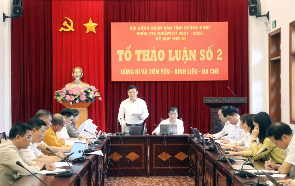 Đồng chí Nghiêm Xuân Cường, Phó Chủ tịch UBND tỉnh, Tổ đại biểu TP Uông Bí, Tổ trưởng Tổ thảo luận số 2, phát biểu thảo luận.