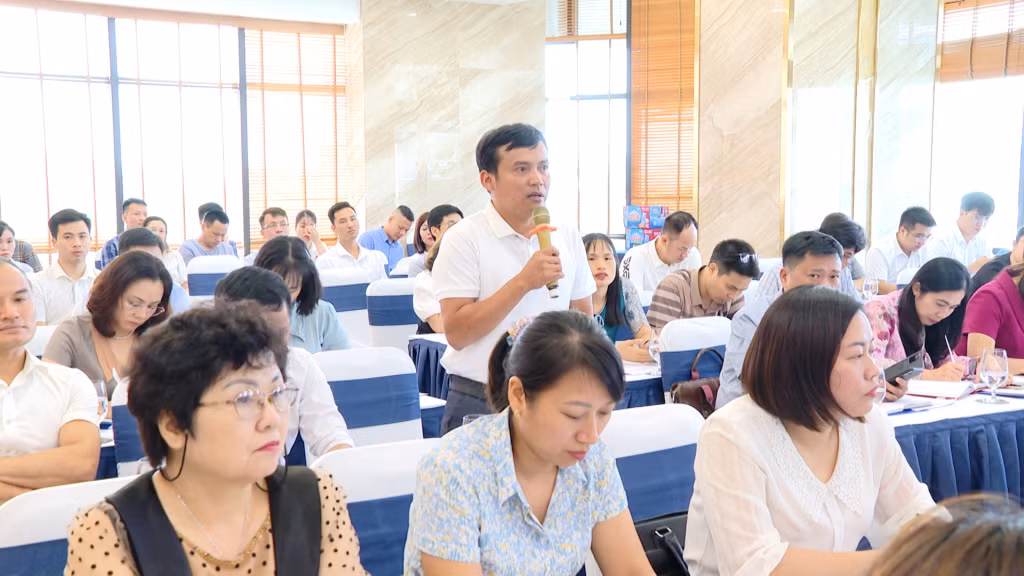 Các đại biểu tham luận tại Hội nghị quản lý thức ăn thủy sản, sản phẩm xử lý môi trường nuôi trồng thủy sản.