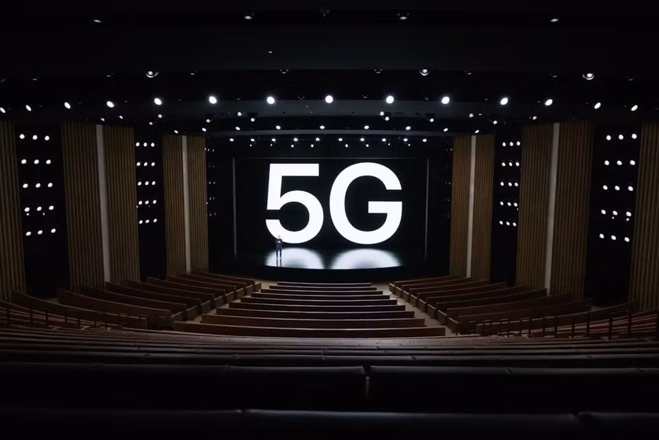 Chữ "5G" xuất hiện tại Nhà hát Steve Jobs trong lễ ra mắt iPhone 12. Ảnh: Apple.