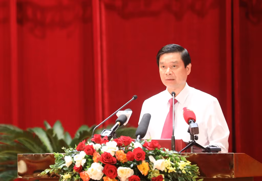 Đồng chí Phạm Xuân Đài, Trưởng Ban Quản lý Khu kinh tế Quảng Ninh trình bày tờ trình tại Kỳ họp.