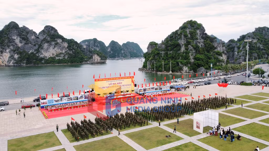 Toàn cảnh Lễ ra mắt Lực lượng tham gia bảo vệ an ninh trật tự ở cơ sở (7-2024). Ảnh: Minh Hà