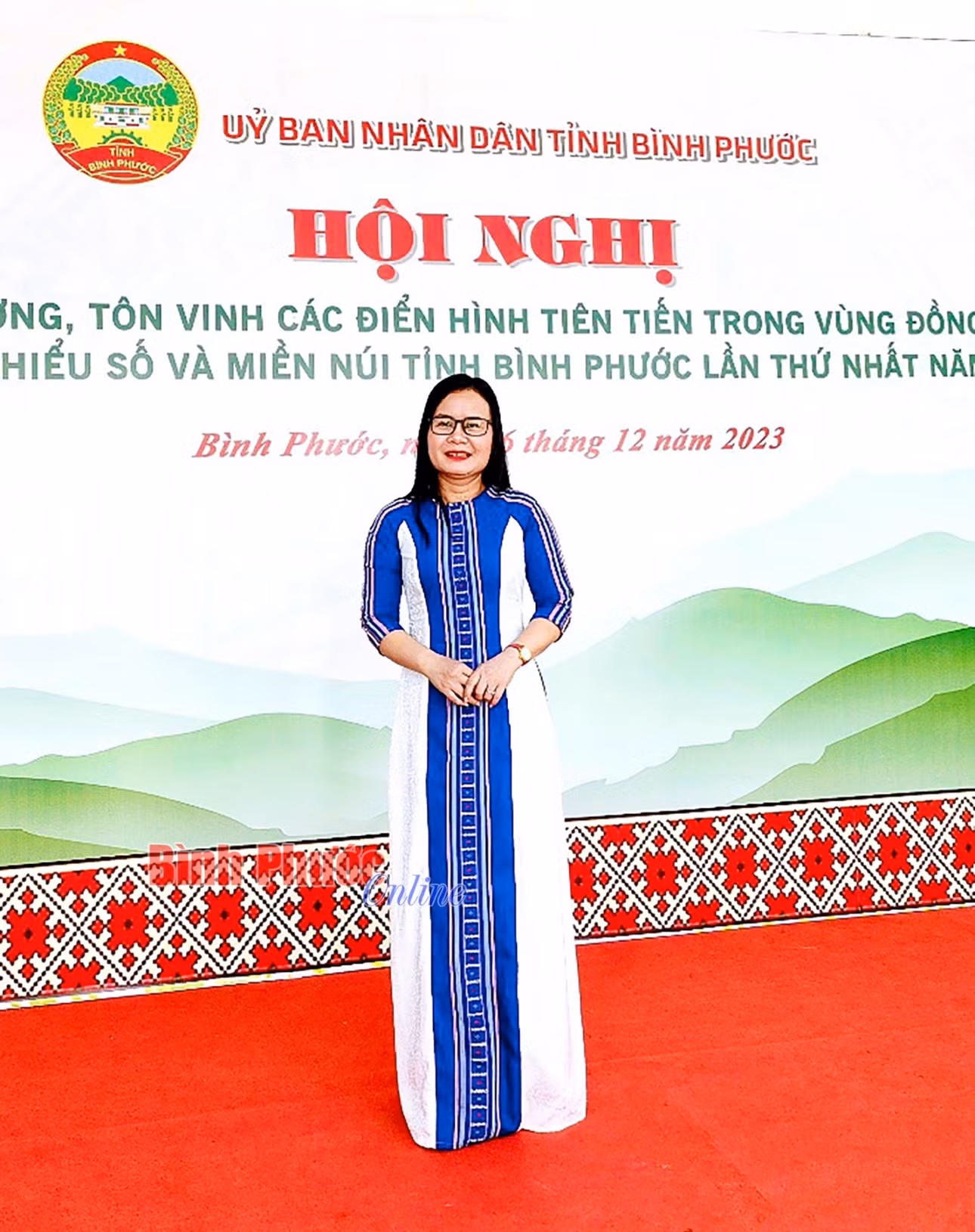 Áo dài thổ cẩm được chị Drênh Thị Hạnh, Phó Chủ tịch UBND xã Quang Minh mặc khi tham gia các sự kiện trọng đại