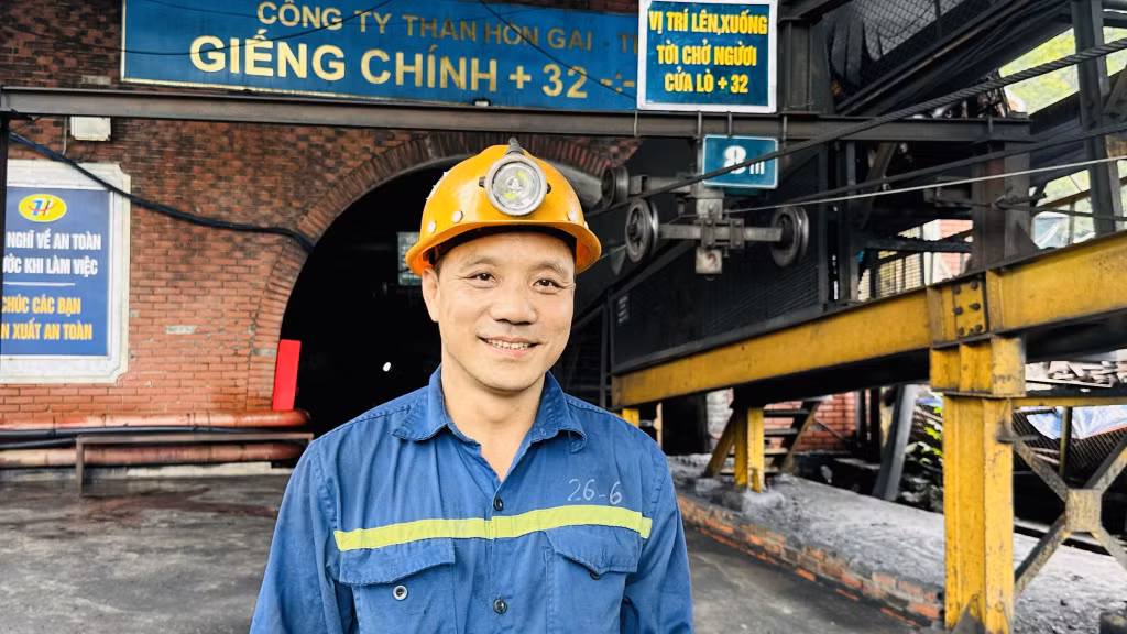 Thợ lò Nguyễn Hồng Thắng, Công ty Than Hòn Gai trước giờ vào ca.