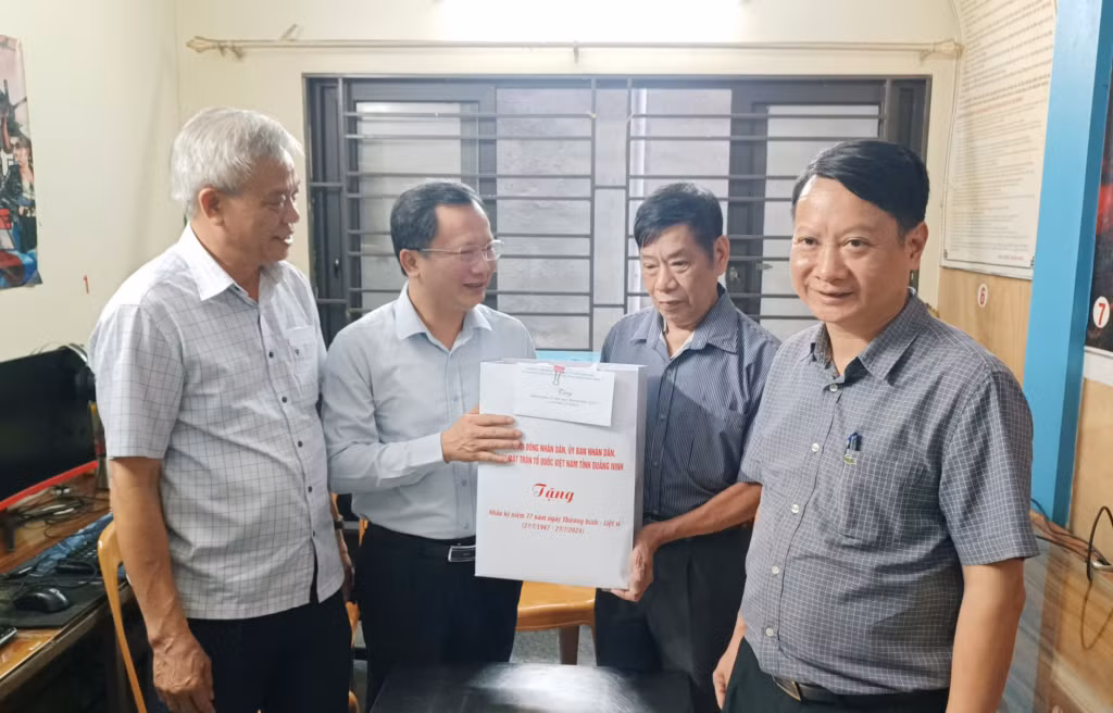 Đồng chí Chủ tịch UBND tỉnh Cao Tường Huy tặng quà tri ân thương binh Mạc Quang Thất.