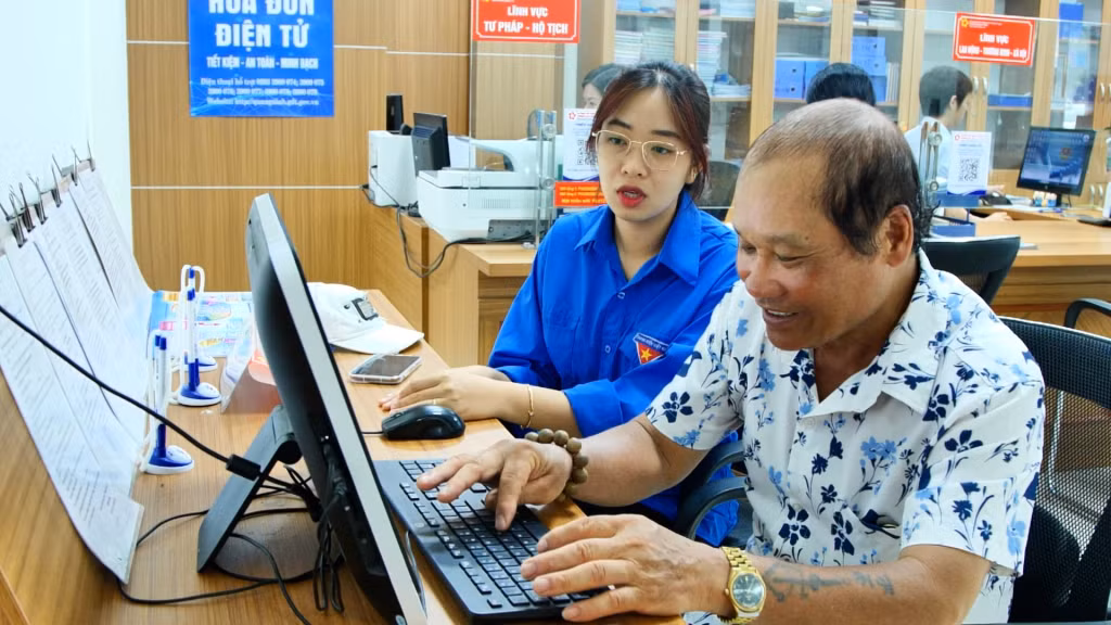 Người dân phấn khởi khi thực hiện dịch vụ công trực tuyến thuận tiện, tiết kiệm được thời gian, chi phí.
