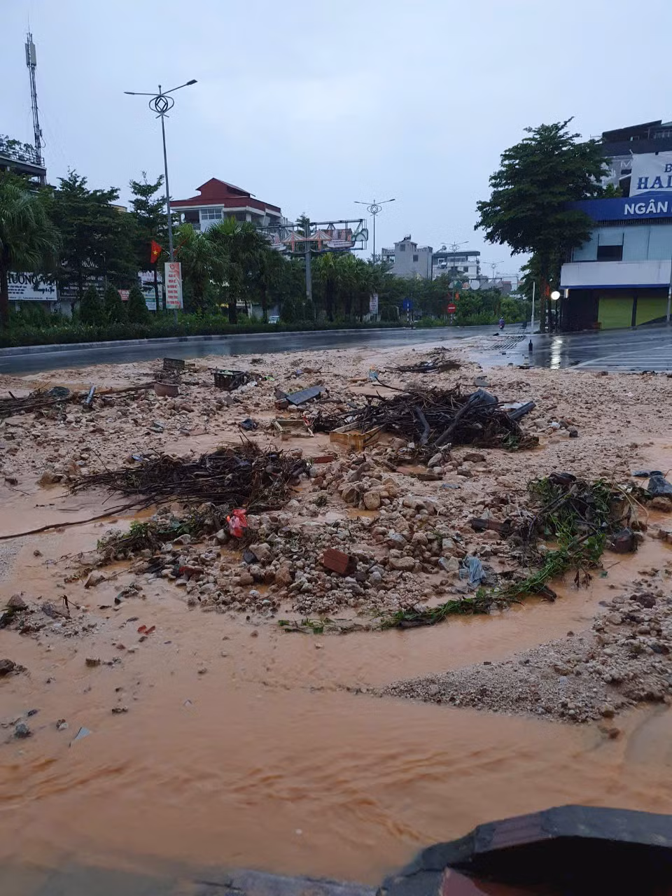 Mưa to khiến đất đá trôi nhiều ra đường tại phường Hồng Hà.