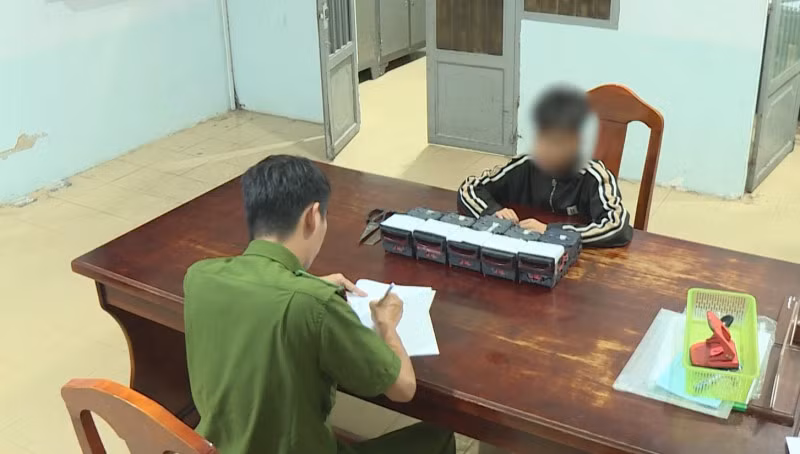 Công an đang làm việc với một đối tượng trong nhóm thiếu niên cạy phá máy bán hàng tự động.