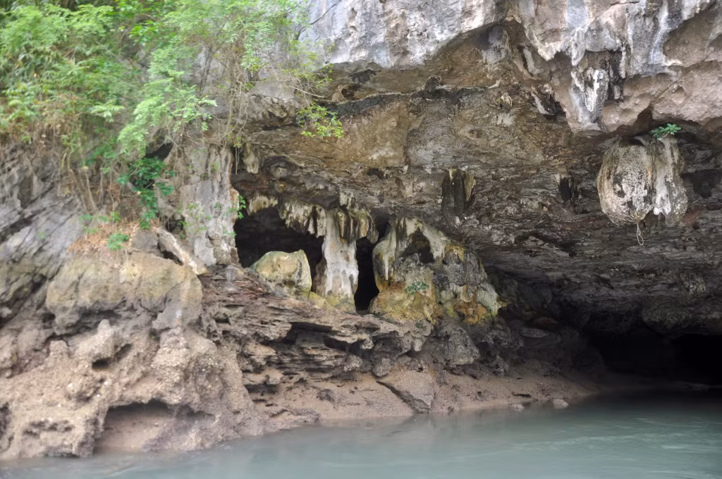 Thạch nhũ trong hang luồn Cái Đé.