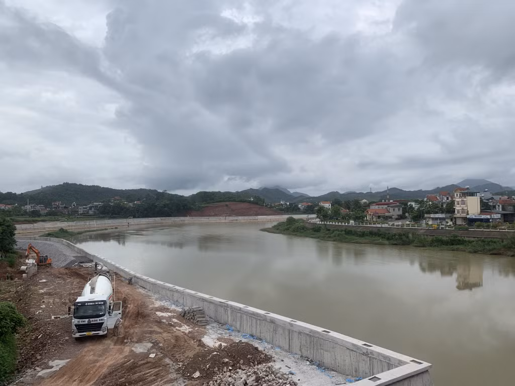 Tuyến kè chống sạt lở và bảo vệ khu dân cư bên bờ sông thuộc xã Tiên Lãng (huyện Tiên Yên) đang được đẩy mạnh thi công.