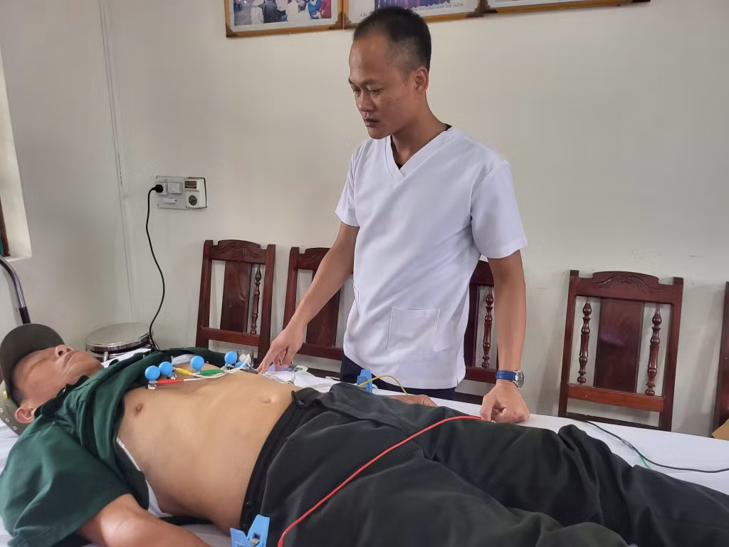 Ông Đặng Văn Thơ (khu 3, phường Nam Hòa, TX Quảng Yên) được khám sức khỏe miễn phí. Ảnh đơn vị cung cấp