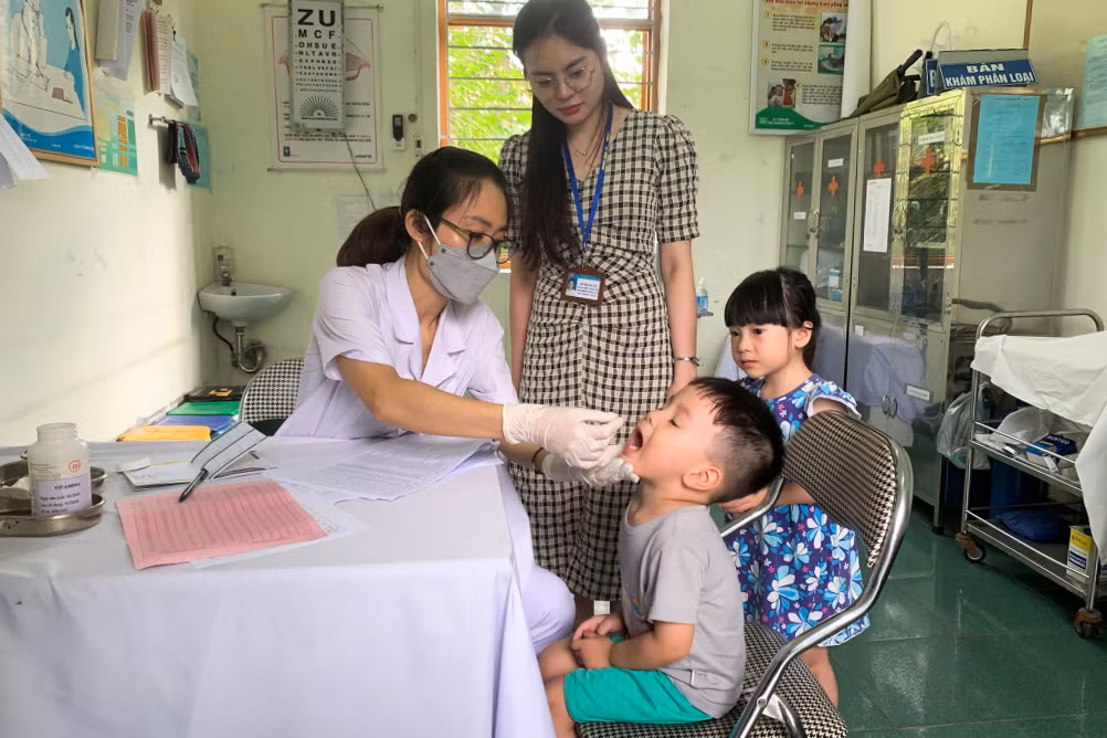 Trẻ được uống vitamin A tại Trạm Y tế phường Yên Thanh, TP Uông Bí. Ảnh: Hoài Minh