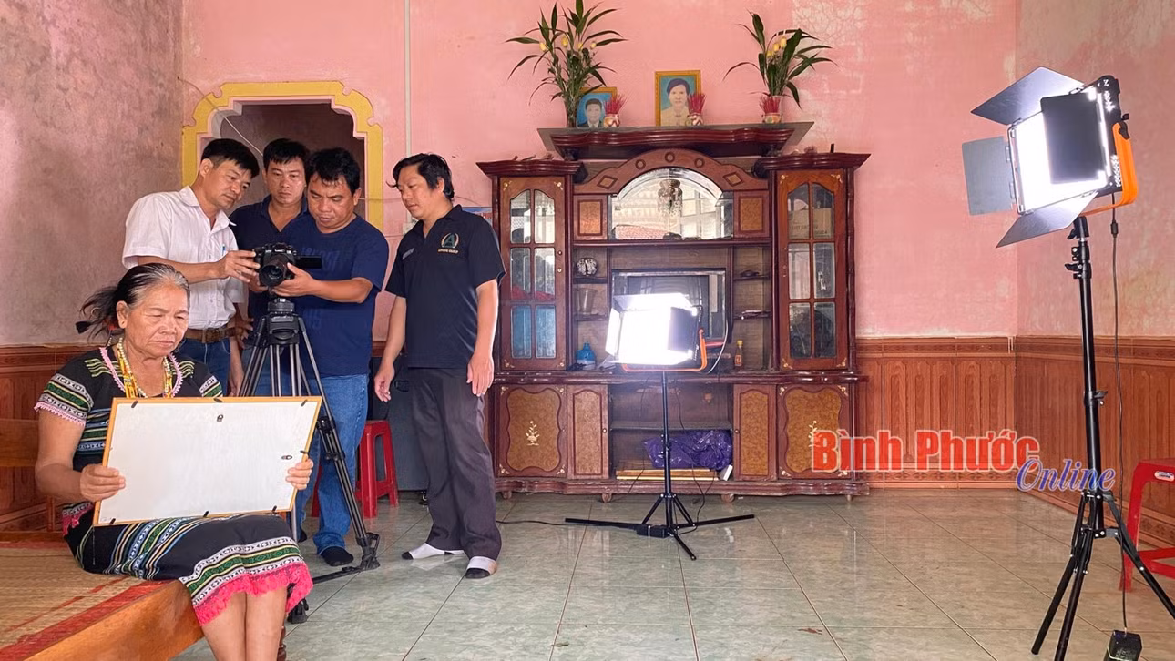 Bà Điểu Thị Cách - người con gái giao liên, cáng thương, tiếp lương, gùi đạn ở sóc Bom Bo cũng là người vợ của anh hùng Điểu Ong. Ekip làm phim đã đến, tìm gặp và cùng bà ghi lại những kỷ vật của chồng mà bà vẫn còn giữ cho đến nay