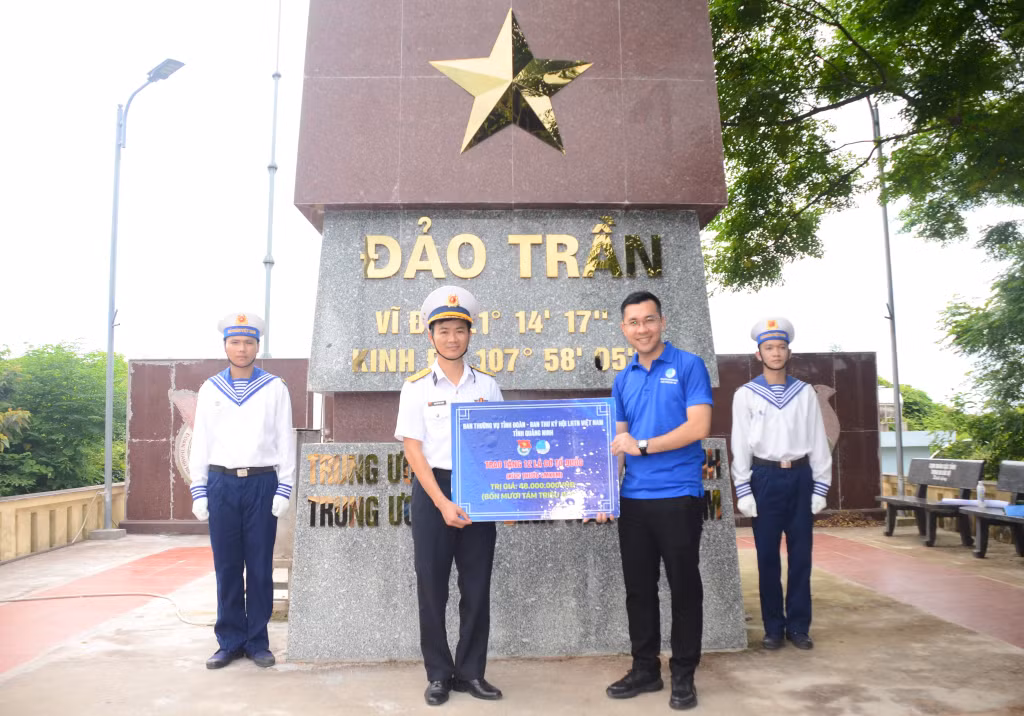 Trao tặng cờ tổ quốc cho chiến sỹ Trạm Radar 480 trên đảo Trần.