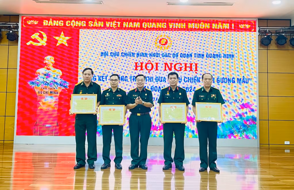 Lãnh đạo Hội CCB tỉnh tặng bằng khen cho các cá nhân tiêu biểu trong phong trào "CCB gương mẫu", giai đoạn 2019-2024.