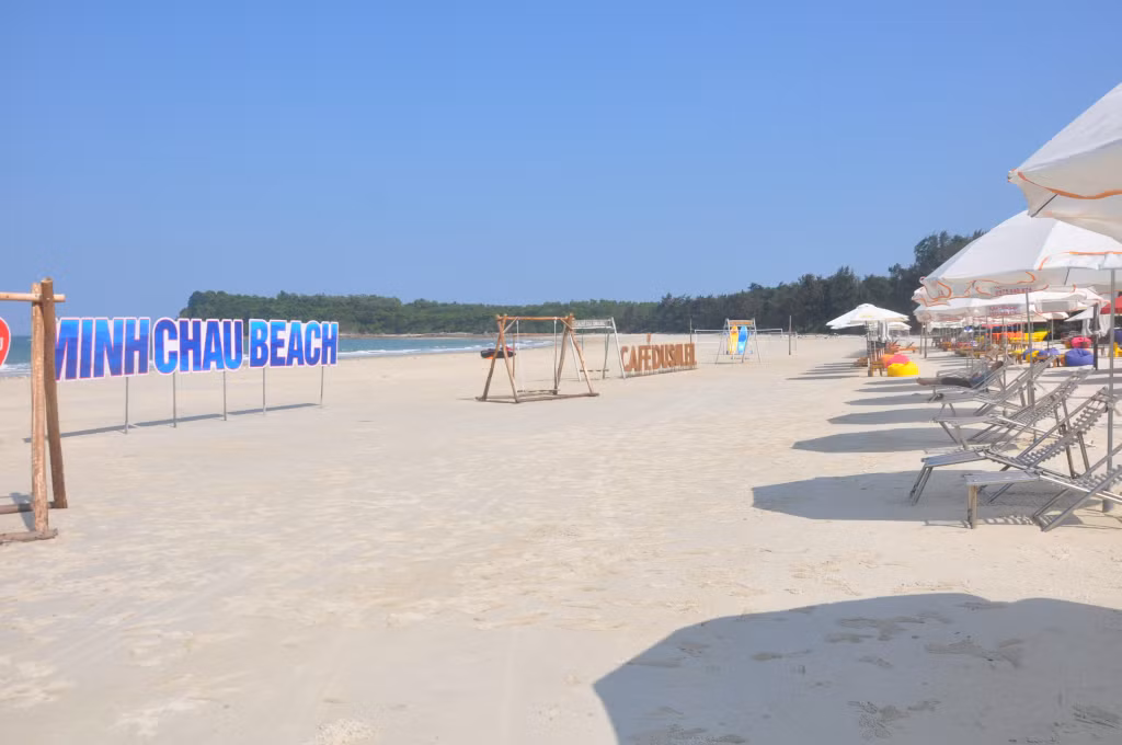 Minh Châu là một điểm đến trong hành trình kết nối vịnh Hạ Long - vịnh Bái Tử Long. Ảnh chụp tại bãi tắm Chương Nẹp, xã đảo Minh Châu.