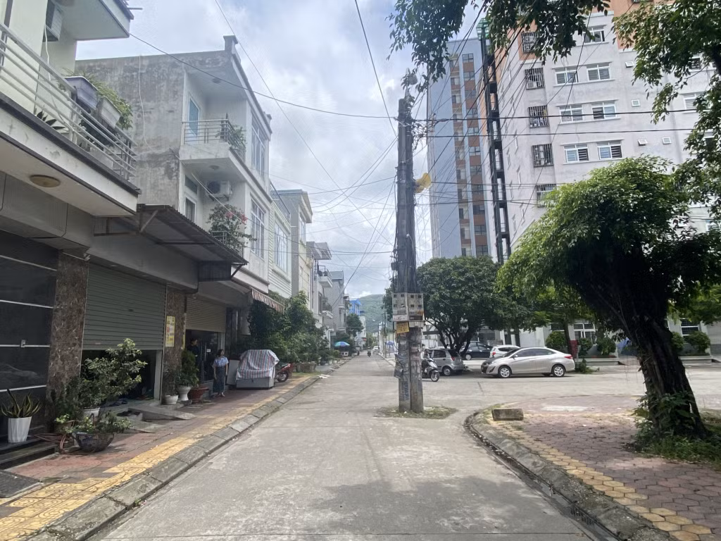 Cột điện nằm giữa tuyến đường ở tổ 5, khu Hòa Lạc, phường Cẩm Bình (TP Cẩm Phả).
