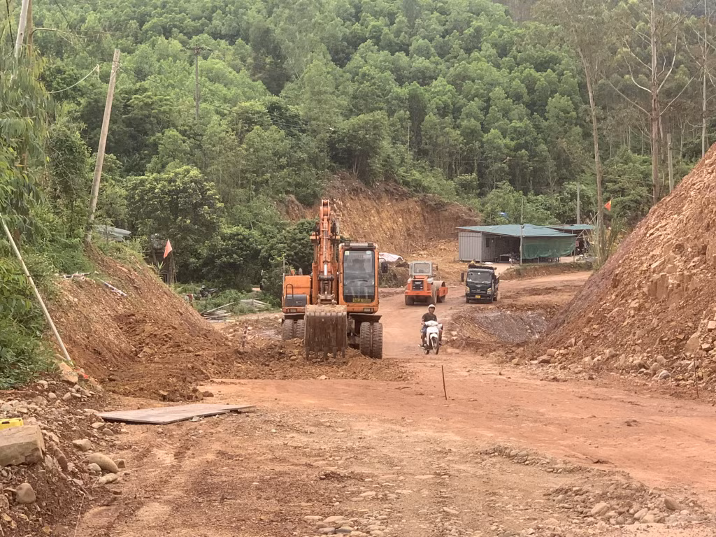 Tuyến đường từ QL18A đi vào thác Pạc Sủi (xã Yên Than, huyện Tiên Yên) được cải tạo, nâng cấp, mở rộng.