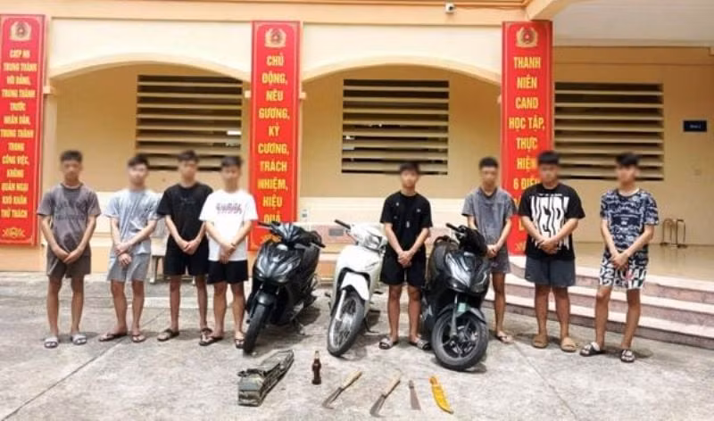 Các thanh, thiếu niên cùng tang vật, hung khí gây án tại cơ quan công an. Ảnh: CACC