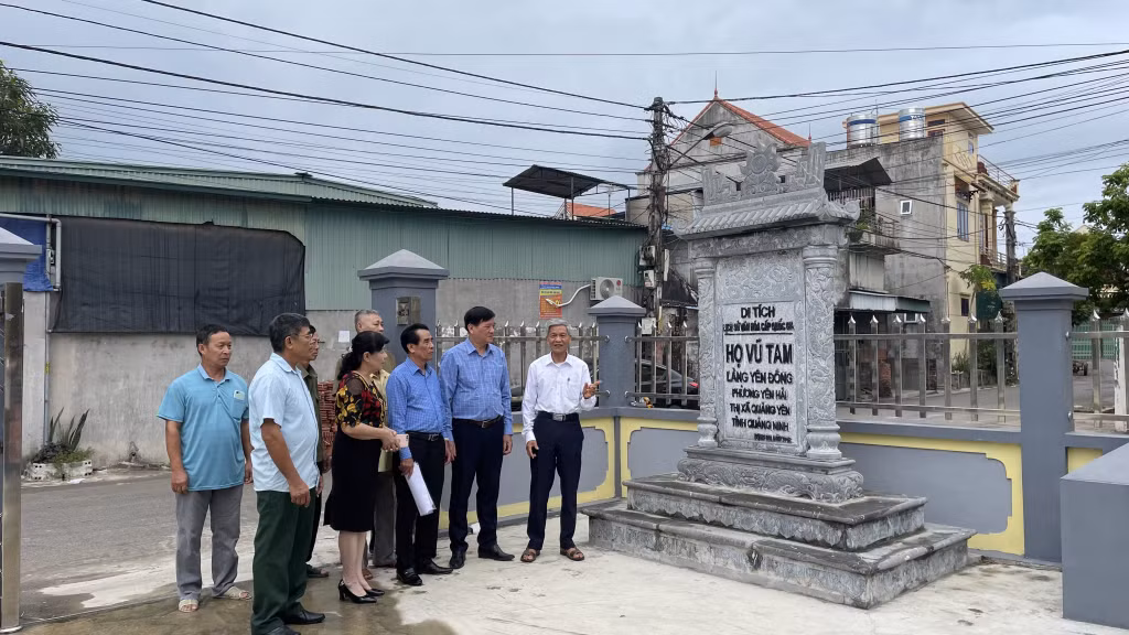 Cán bộ Hội Khuyến học tỉnh thăm dòng họ Vũ Tam (TX Quảng Yên).