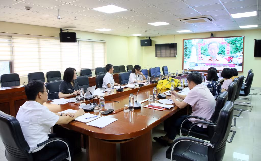 Các thành viên Hội đồng Chung khảo chấm điểm, xét giải các tác phẩm thuộc thể loại Phát thanh - Truyền hình.