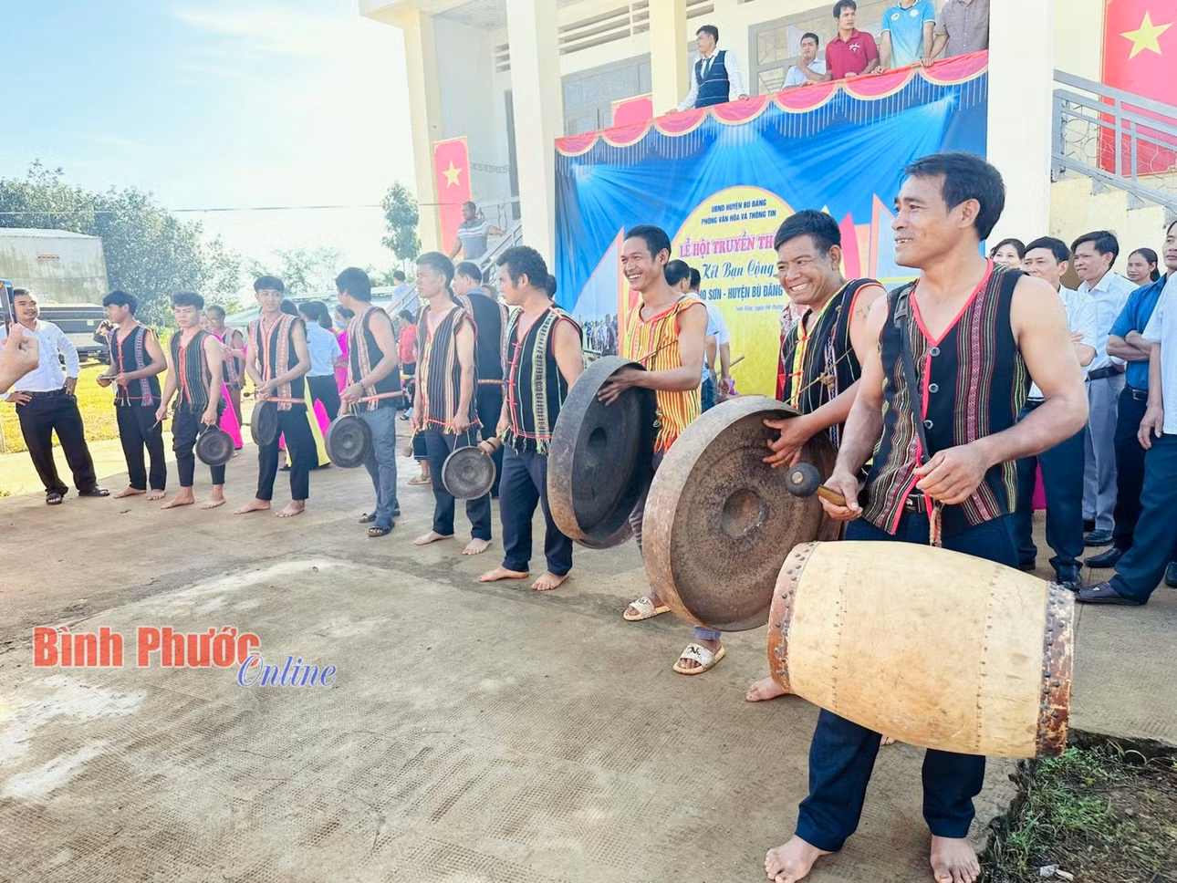 Các nghệ nhân trình diễn cồng trong lễ hội kết bạn cộng đồng của người M’nông ở xã Thọ Sơn, huyện Bù Đăng