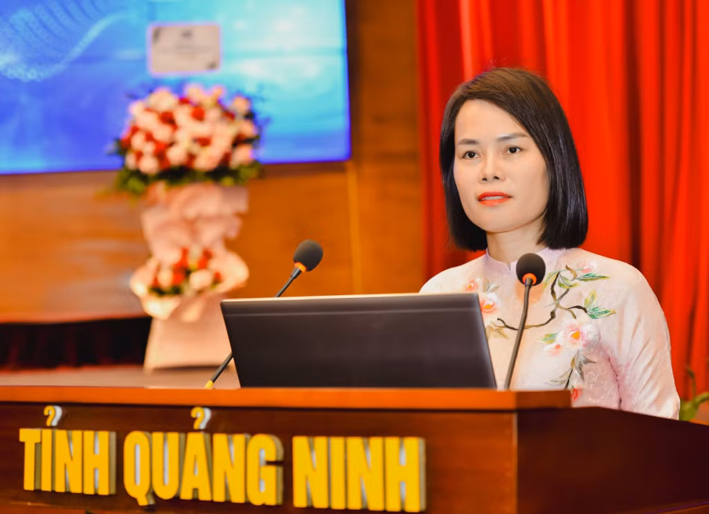 Đồng chí Bùi Thị Thu Hương, Phó Giám đốc, Phó Tổng Biên tập Trung tâm Truyền thông tỉnh, phát biểu tham luận.