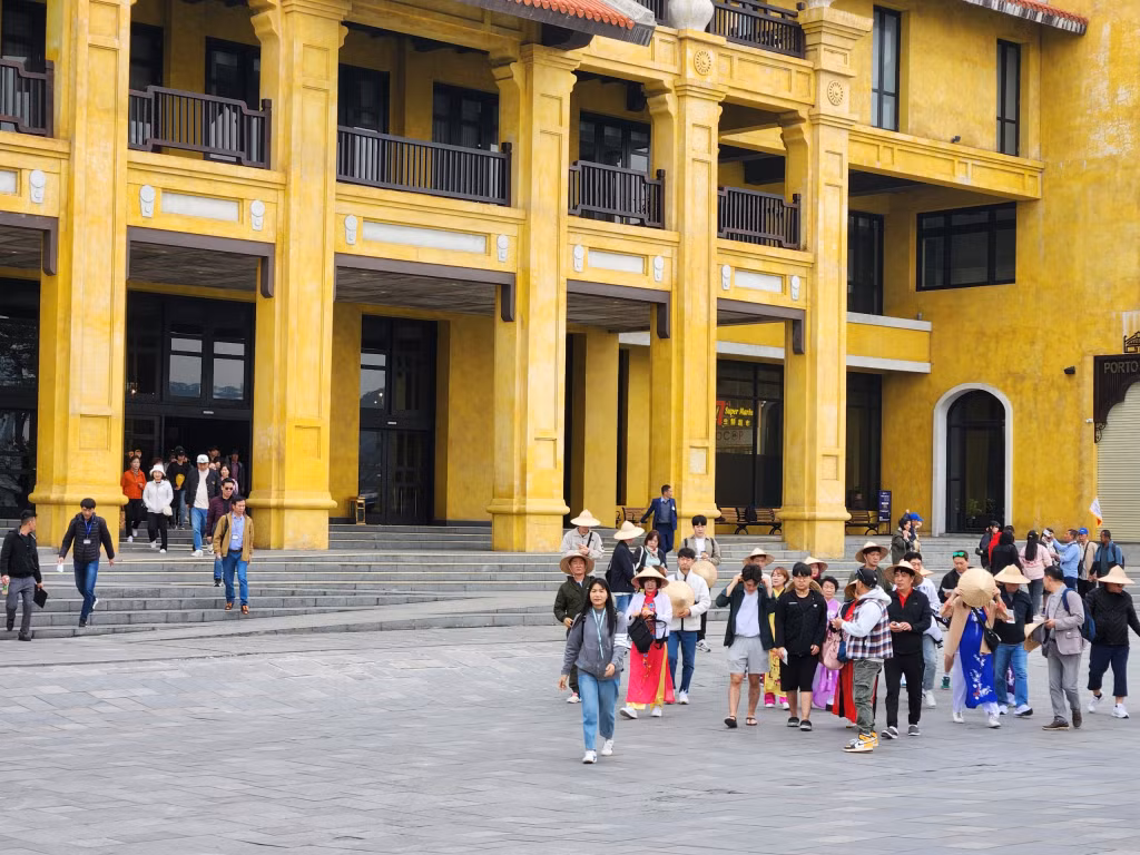 Lượng khách đến với Quảng Ninh có sự gia tăng mạnh mẽ ngay từ đầu năm. Trong ảnh: Khách du lịch tại Cảng tàu khách quốc tế Hạ Long.