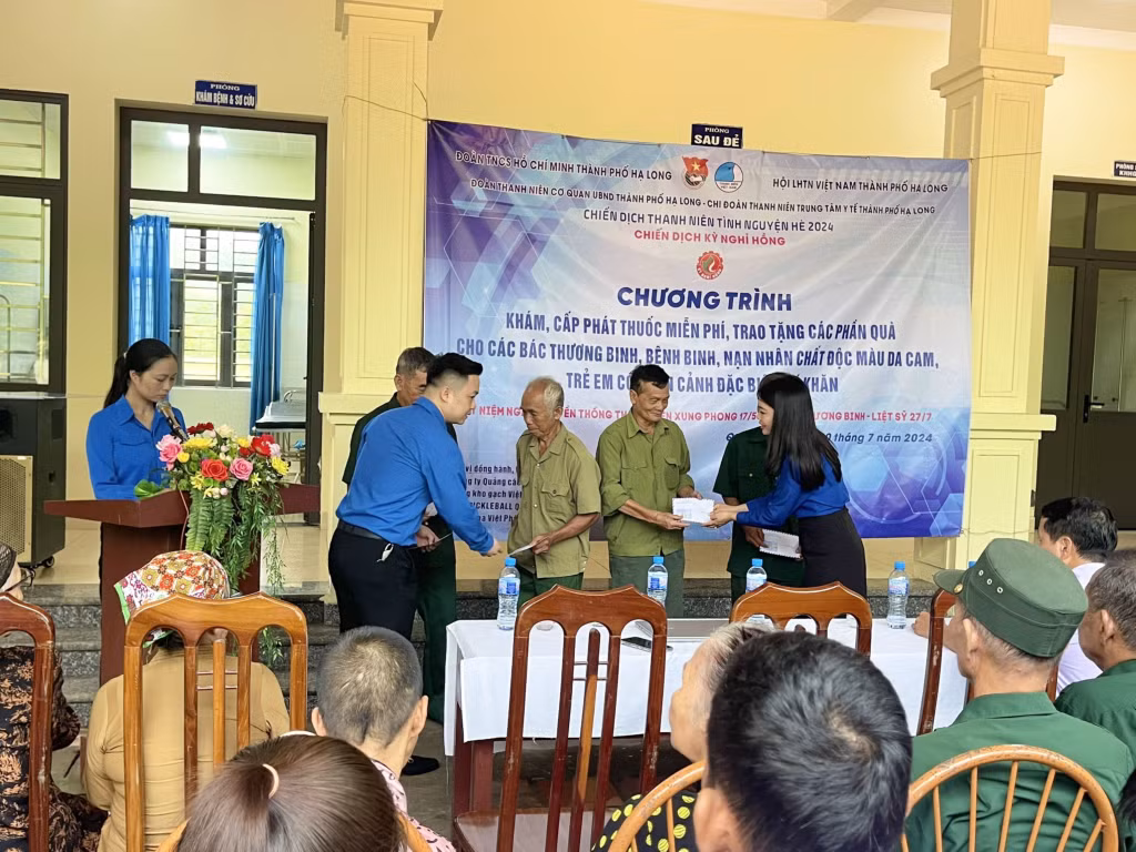 Thanh niên các đơn vị của TP Hạ Long phối hợp khám, cấp thuốc miễn phí, trao quà cho đối tượng chính sách trên địa bàn thành phố (tháng 7/2024).