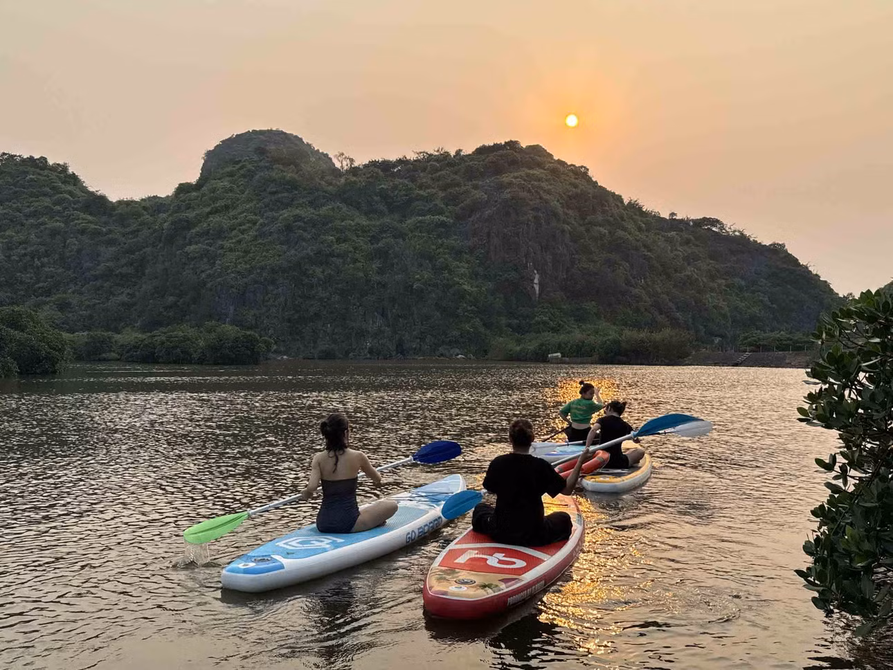 Tại đây, du khách có thể chèo sup khám phá sâu bên trong khu rừng, ngắm các ngọn núi đá vôi hay ngắm hoàng hôn buông xuống. Ảnh: Chans Tiến Anh