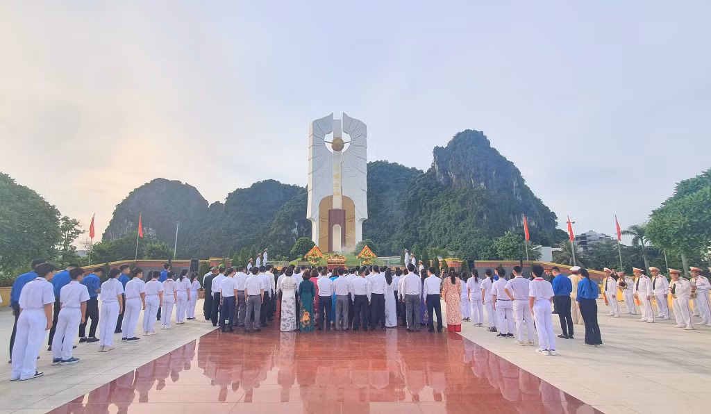 Đoàn đại biểu tỉnh đến đặt vòng hoa, dâng hương tại Đài tưởng niệm các Anh hùng liệt sĩ TP Hạ Long.