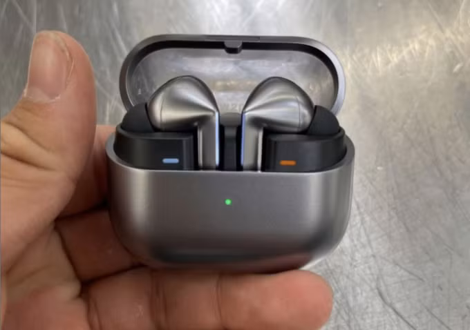 Galaxy Buds3 Pro với thiết kế mới. Ảnh: Ice Universe