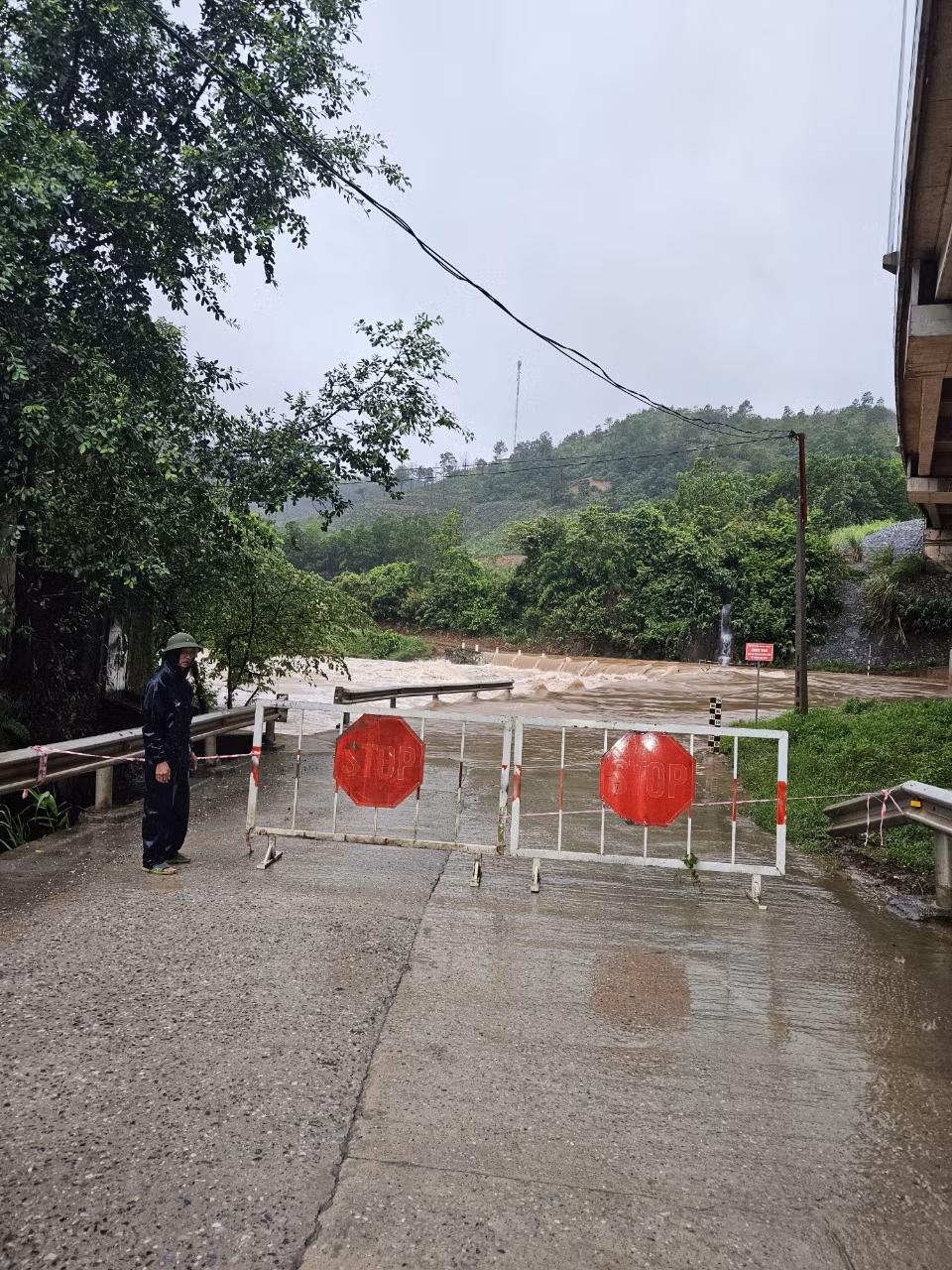 Lực lượng chức năng xã Vũ Oai dựng rào chắn, cảnh báo người và phương tiện trên địa bàn không đi qua ngầm tràn khi lũ bắt đầu kéo về.
