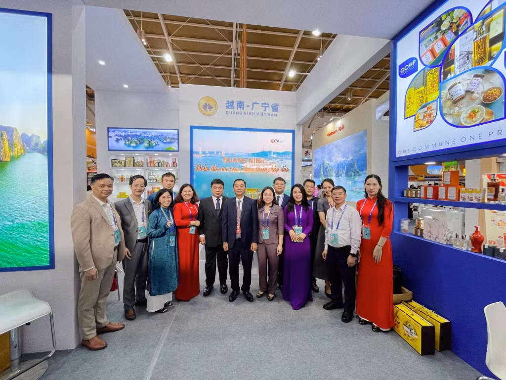 Ông Hoàng Minh Sơn, Tổng lãnh sự quán Việt Nam tại Côn Minh và ông Lê Hoàng Tài, Phó Cục trưởng Cục XTTM ( Bộ Công Thương) tới thăm và chụp ảnh lưu niệm tại gian hàng của tỉnh Quảng Ninh. Ảnh: Trung tâm Xúc tiến và Phát triển Công Thương Quảng Ninh cung cấp