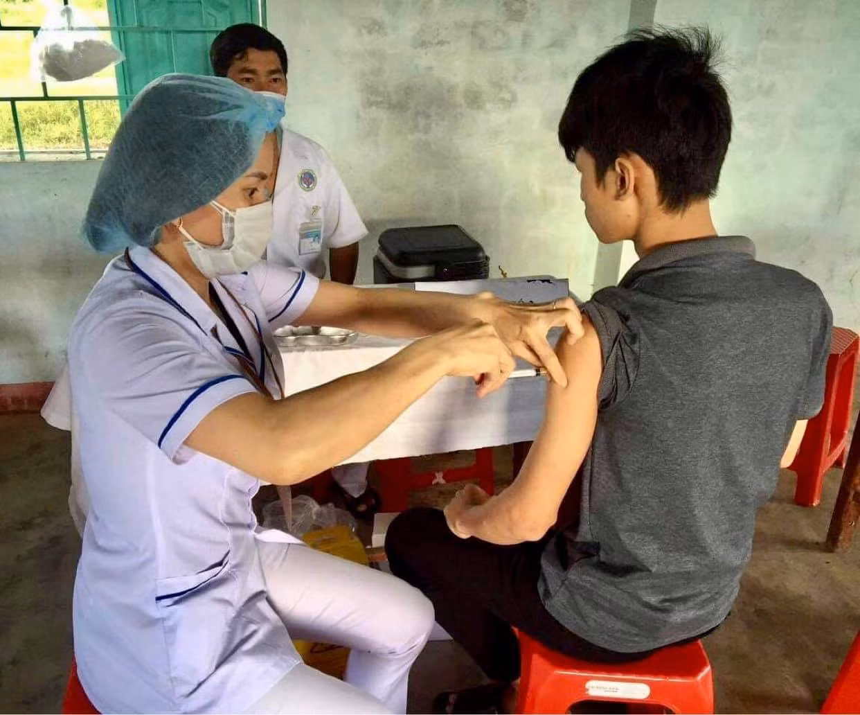 Tiêm vaccine phòng bệnh bạch hầu cho người dân ở các khu vực đã có ca bệnh. Ảnh: TTXVN
