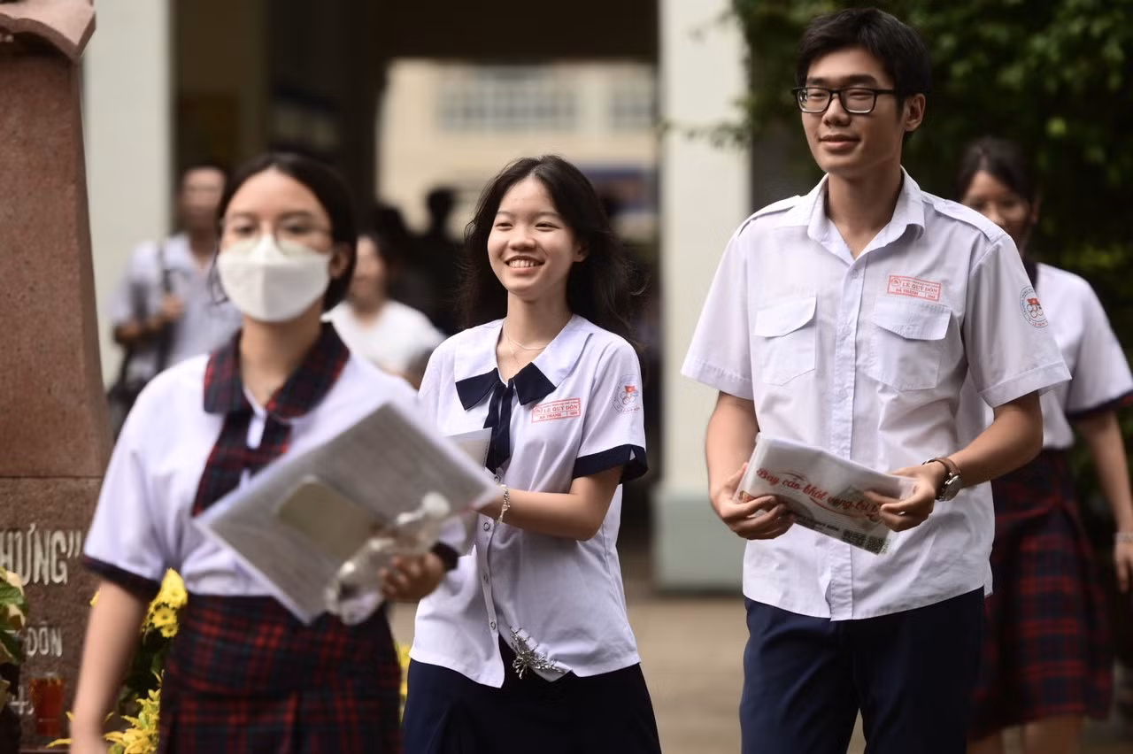 Thí sinh nhẹ nhõm sau giờ làm bài thi. Ảnh: Nguyễn Huế