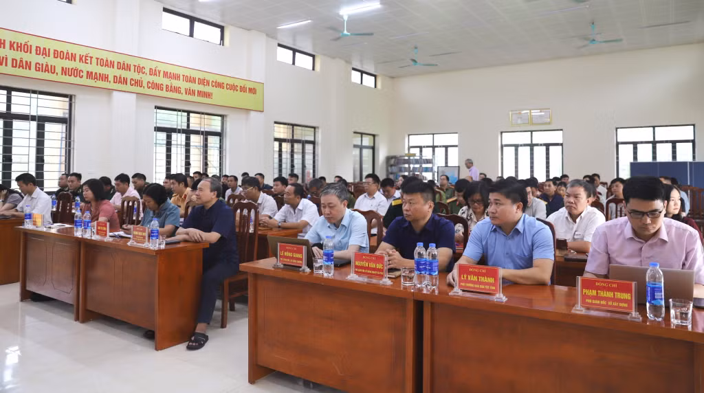 Các đại biểu, cử tri dự buổi tiếp xúc.