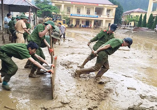 Lực lượng Công an nhân dân luôn có mặt ở những nơi xung yếu do mưa lũ. (Ảnh: cand.com.vn)