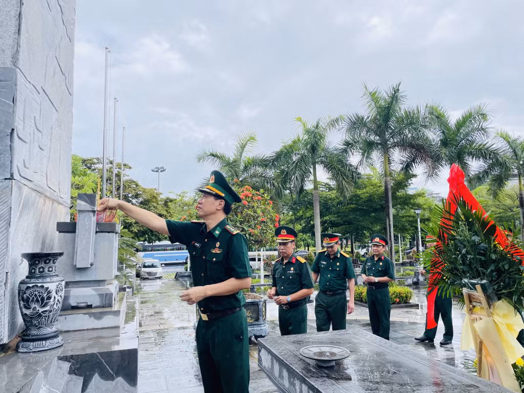 Các đại biểu dâng hương tưởng niệm các anh hùng liệt sĩ tại Đài tưởng niệm các Anh hùng liệt sĩ và Tượng đài Anh hùng lực lượng vũ trang nhân dân, liệt sĩ Vũ Văn Hiếu.