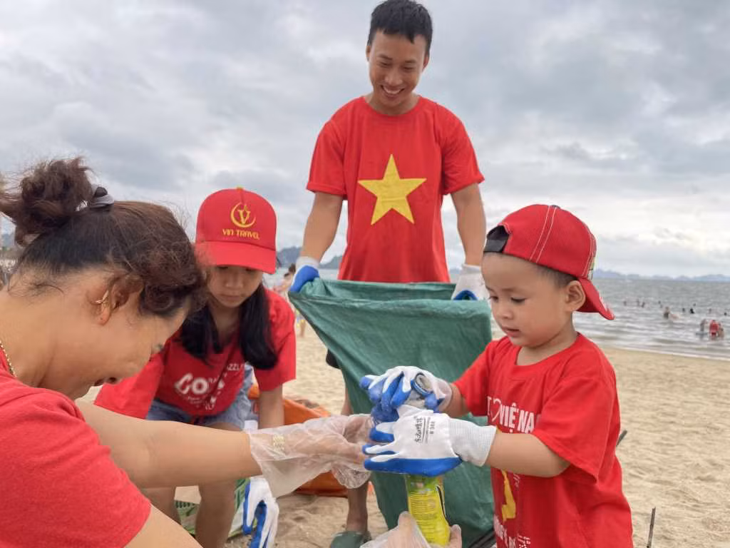 Các thành viên Nhóm "Vì một Hạ Long xanh" thu gom rác trên bãi biển Bãi Cháy (TP Hạ Long). Ảnh: Nguyên Ngọc